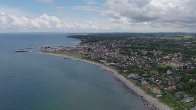 Droneoptagelse af kystbyen Gilleleje i Danmark