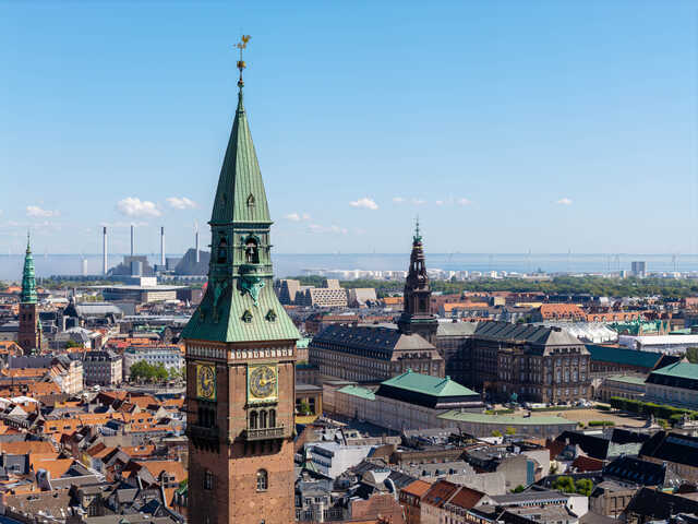 Rådhustårnet og Christiansborg Slot i København under klar himmel