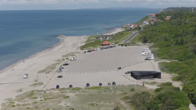 Droneoptagelse af kystområde og strandparkering i Gribskov