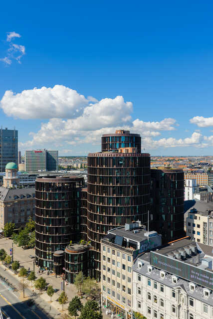 Axel Towers i København under blå himmel
