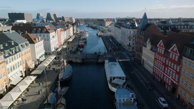 Flyvende over Nyhavn kanal og de farverige bygninger