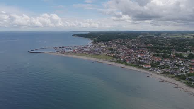 Droneoptagelse af Gilleleje kyst og by i Danmark