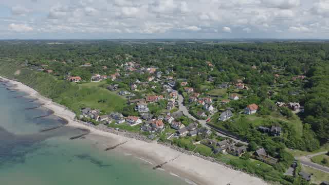 Luftoptagelse af kystområde og sommerhuse ved Tisvildeleje