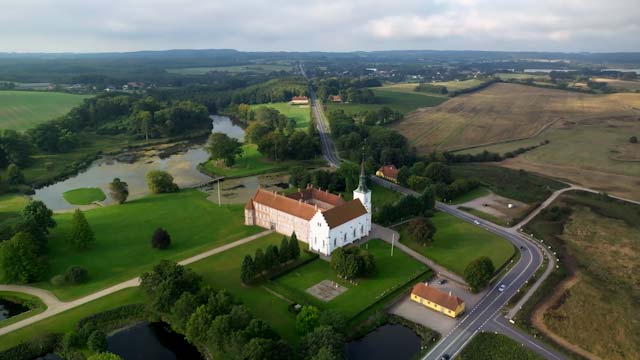 Luftoptagelse af Brahetrolleborg herregård i Faaborg-Midtfyn