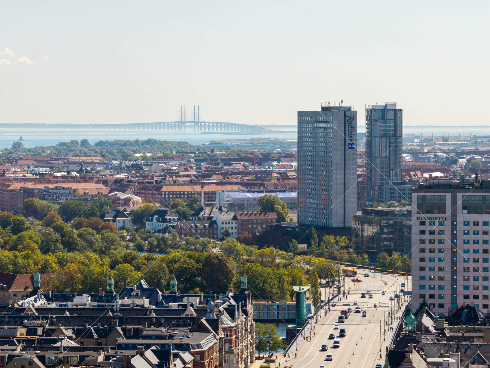 Udsigt over København med Øresundsbroen i baggrunden
