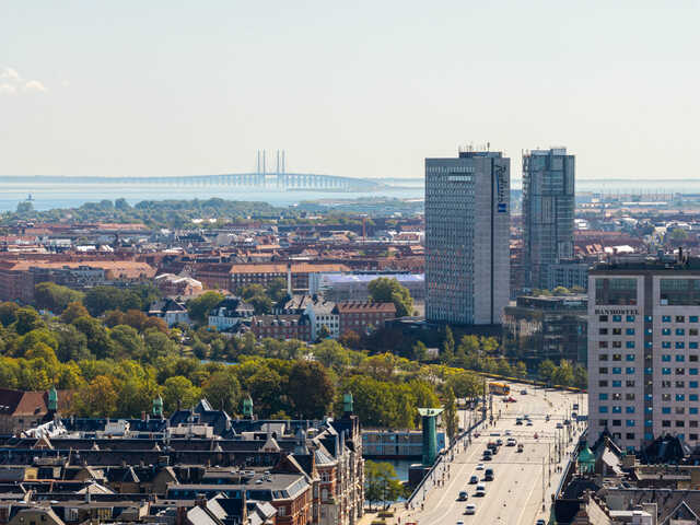 Udsigt over København med Øresundsbroen i baggrunden