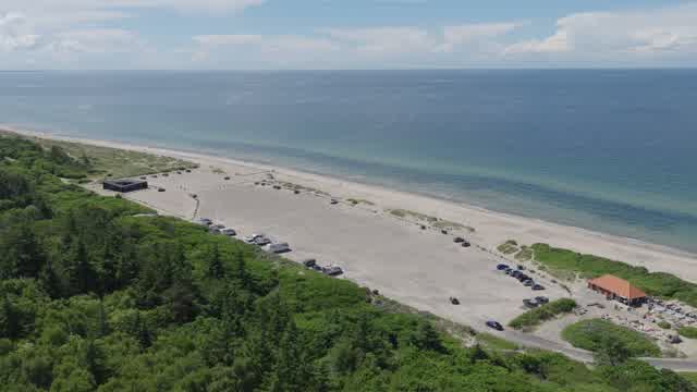 Droneoptagelse af strand og parkering ved Tisvilde, Danmark