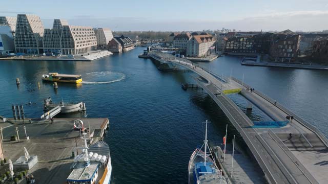 Kyssebroen og havnemiljø i København set fra oven