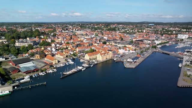 Droneoptagelse af Svendborg havn og by