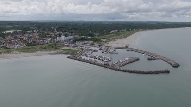 Droneoptagelse af havn og strand i Hornbæk Danmark